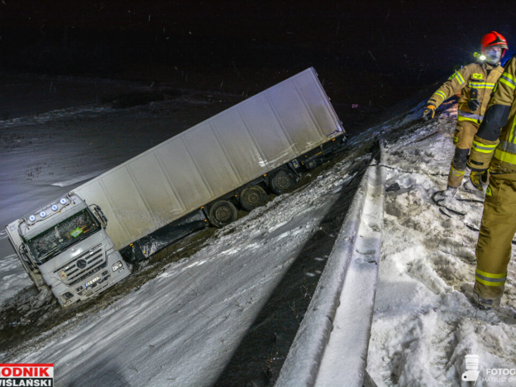 TIR spadł z wiaduktu na krajowej 