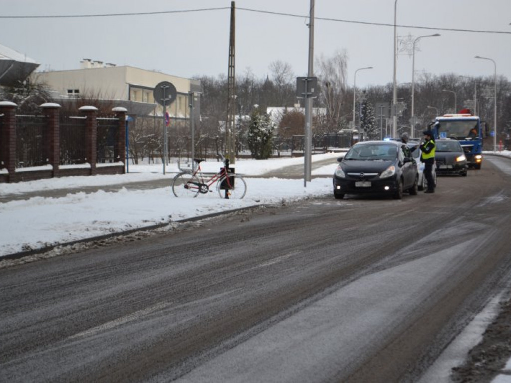 Tarnobrzeg. Potrącenie obok sądu. Rowerzysta trafił do szpitala [zdjęcia]