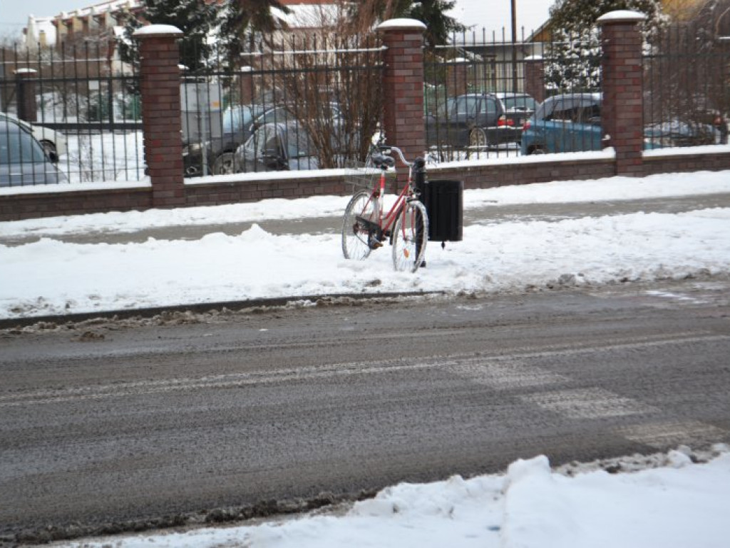 Tarnobrzeg. Potrącenie obok sądu. Rowerzysta trafił do szpitala [zdjęcia]