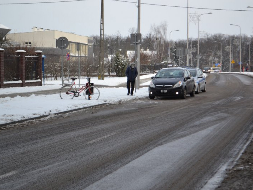 Tarnobrzeg. Potrącenie obok sądu. Rowerzysta trafił do szpitala [zdjęcia]