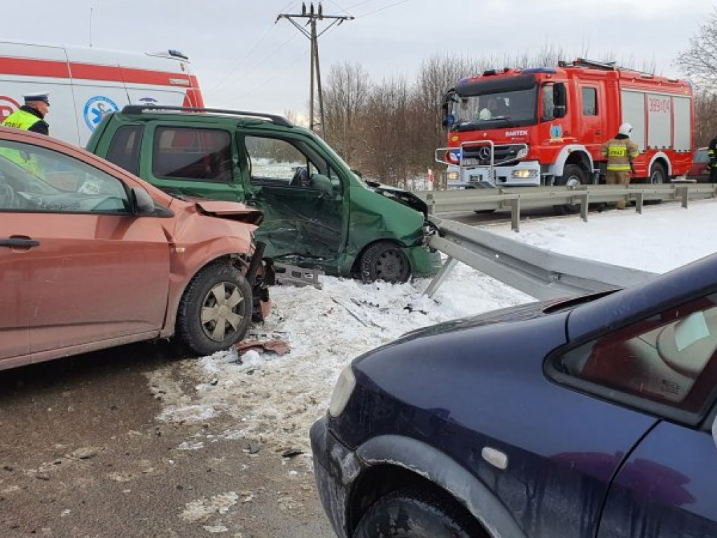 Poważne zderzenie 3 samochodów osobowych w powiecie tarnobrzeskim [zdjęcia]