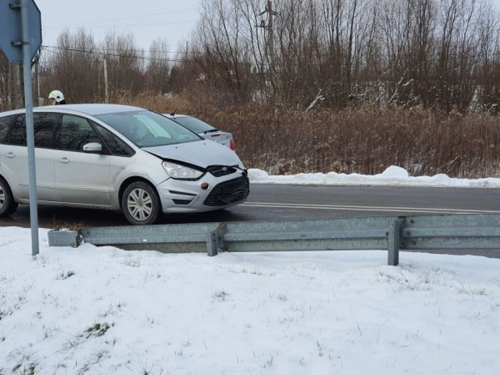 Poważne zderzenie 3 samochodów osobowych w powiecie tarnobrzeskim [zdjęcia]