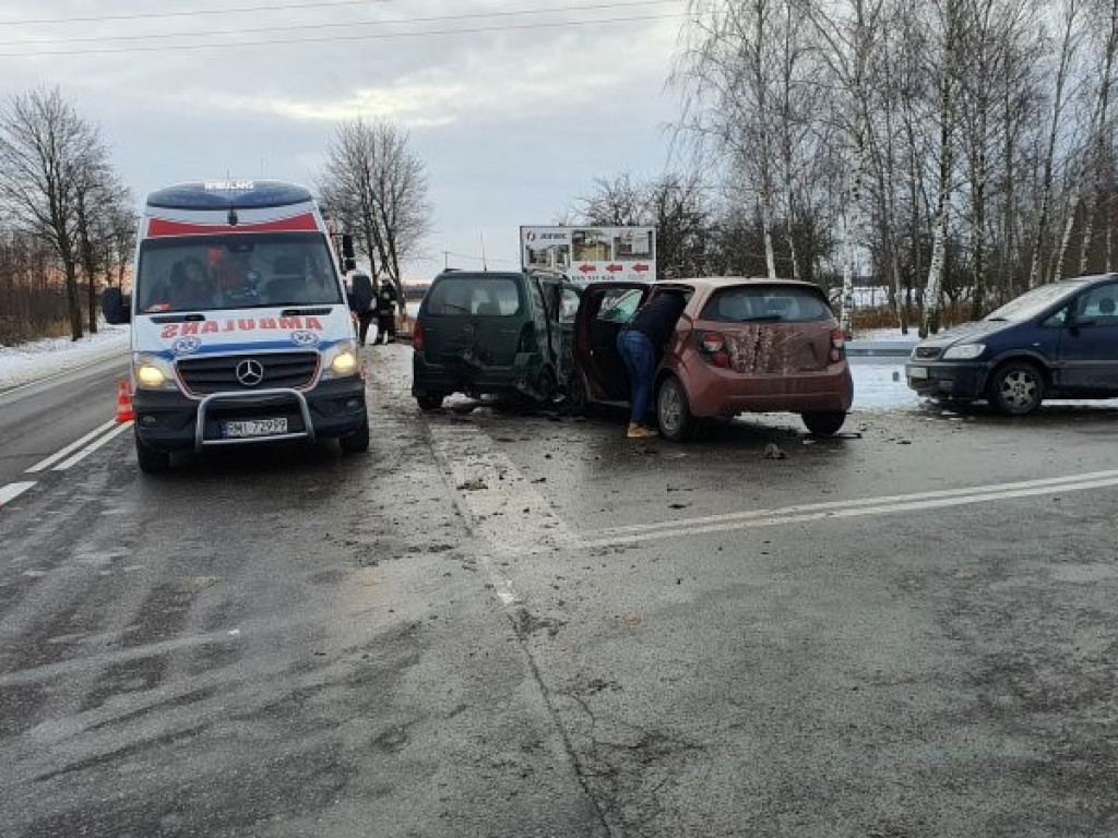 Poważne zderzenie 3 samochodów osobowych w powiecie tarnobrzeskim [zdjęcia]