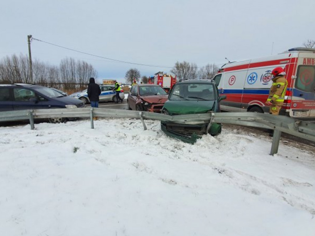 Poważne zderzenie 3 samochodów osobowych w powiecie tarnobrzeskim [zdjęcia]