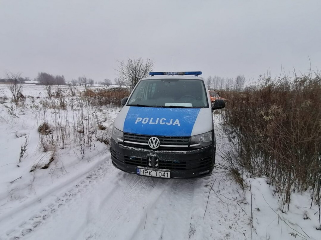 Tarnobrzeg. Służby szykowały się już do akcji ratunkowej, tymczasem wędkarz poszedł się przebrać [zdjęcia]