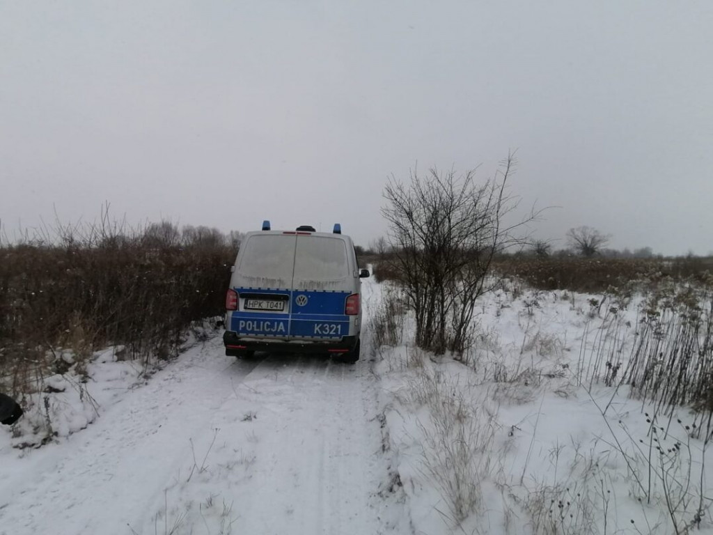 Tarnobrzeg. Służby szykowały się już do akcji ratunkowej, tymczasem wędkarz poszedł się przebrać [zdjęcia]