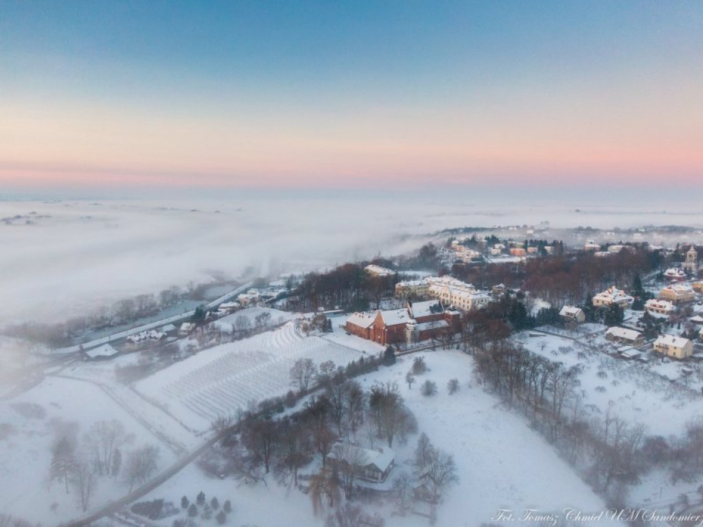 Pokochaj Sandomierz we mgle: niesamowite widoki o poranku! [zdjęcia]