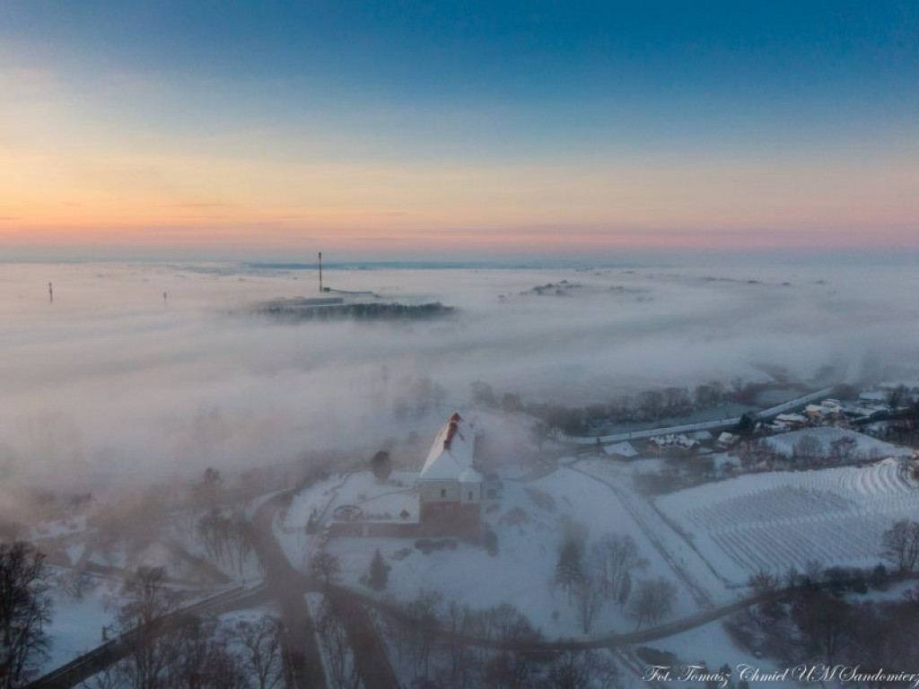 Pokochaj Sandomierz we mgle: niesamowite widoki o poranku! [zdjęcia]