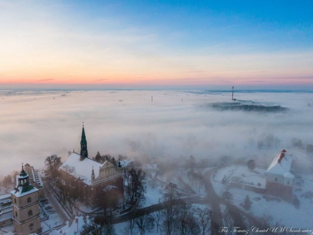 Pokochaj Sandomierz we mgle: niesamowite widoki o poranku! [zdjęcia]