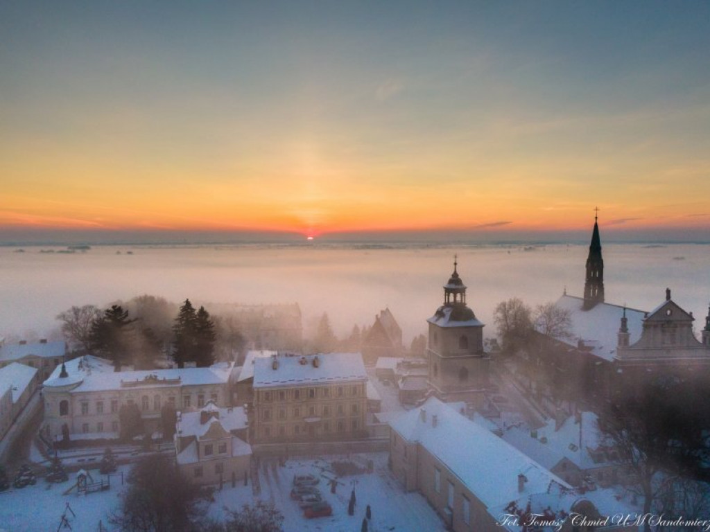 Pokochaj Sandomierz we mgle: niesamowite widoki o poranku! [zdjęcia]