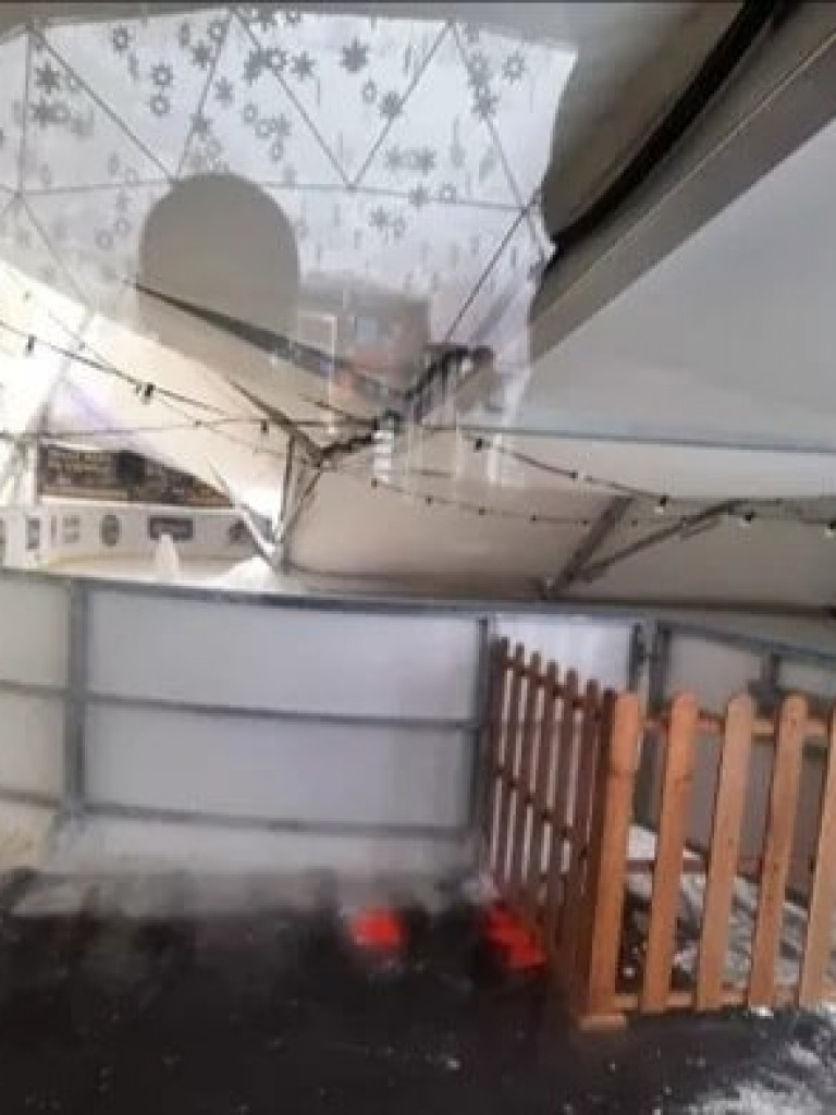 Świętokrzyskie. Dach lodowiska w Bałtowie zawalił się pod ciężarem śniegu [zdjęcia]