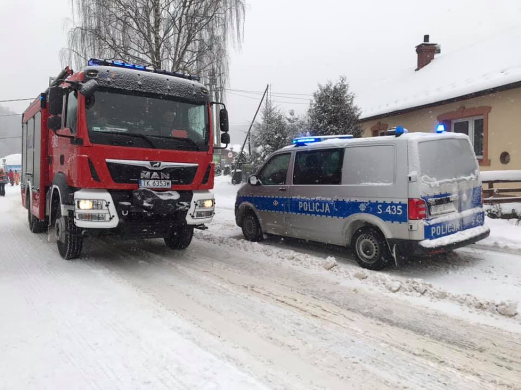 Świętokrzyskie. Dach lodowiska w Bałtowie zawalił się pod ciężarem śniegu [zdjęcia]