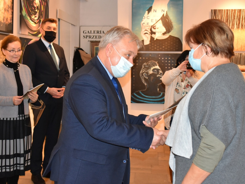 Twórcy porównani i nagrodzeni. Biuro Wystaw Artystycznych w Sandomierzu podsumowało doroczny konkurs