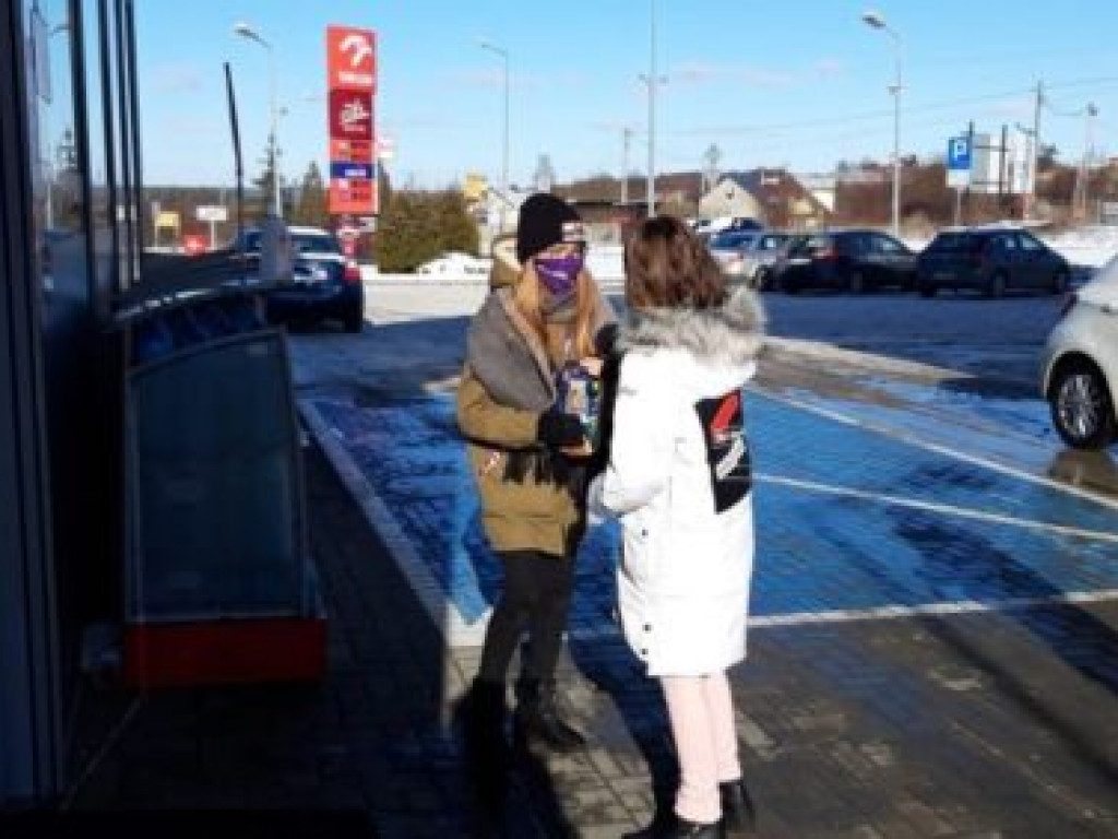 29. Finał WOŚP. Na ulicach Staszowa datki zbiera kilkanaścioro wolontariuszy [zdjęcia]