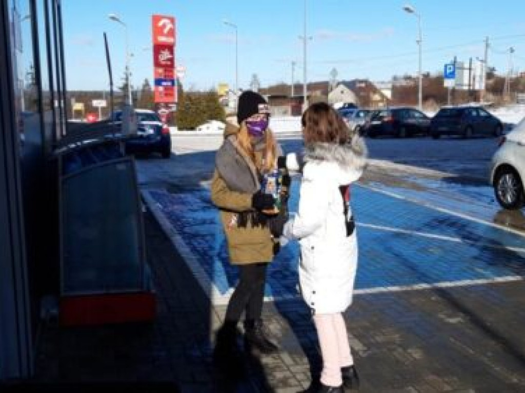 29. Finał WOŚP. Na ulicach Staszowa datki zbiera kilkanaścioro wolontariuszy [zdjęcia]