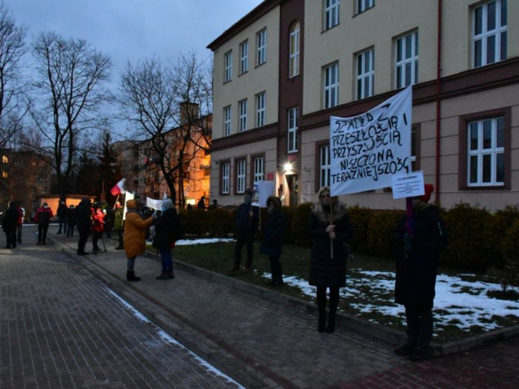 Sandomierz. Rodzice protestowali przeciwko przeprowadzce Szkoły Podstawowej numer 2 [zdjęcia][wideo]