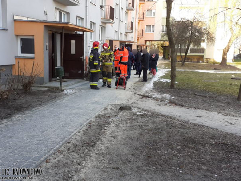 Pożar w bloku przy ul. Kwiatkowskiego w Tarnobrzegu [zdjęcia]