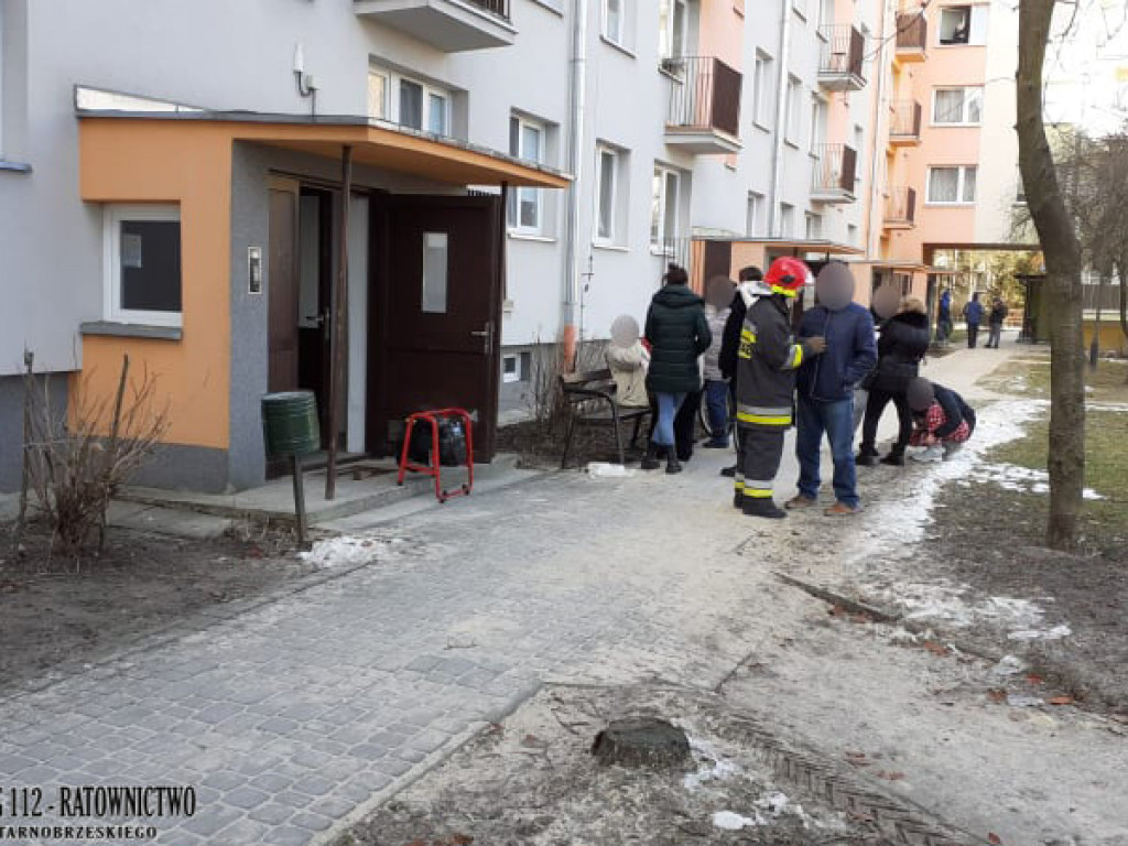 Pożar w bloku przy ul. Kwiatkowskiego w Tarnobrzegu [zdjęcia]