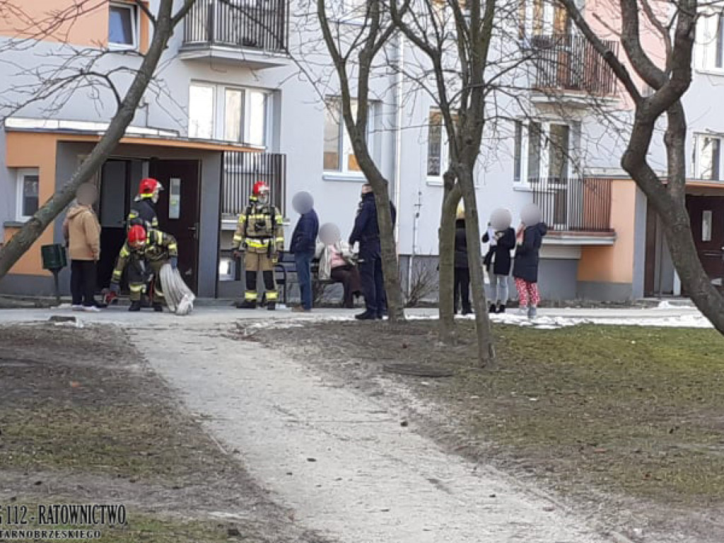 Pożar w bloku przy ul. Kwiatkowskiego w Tarnobrzegu [zdjęcia]