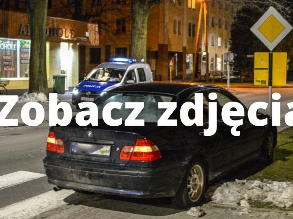Nowa Dęba. Uderzył w inne auto, porzucił swoje i uciekł, zostawiając pasażera [zdjęcia]