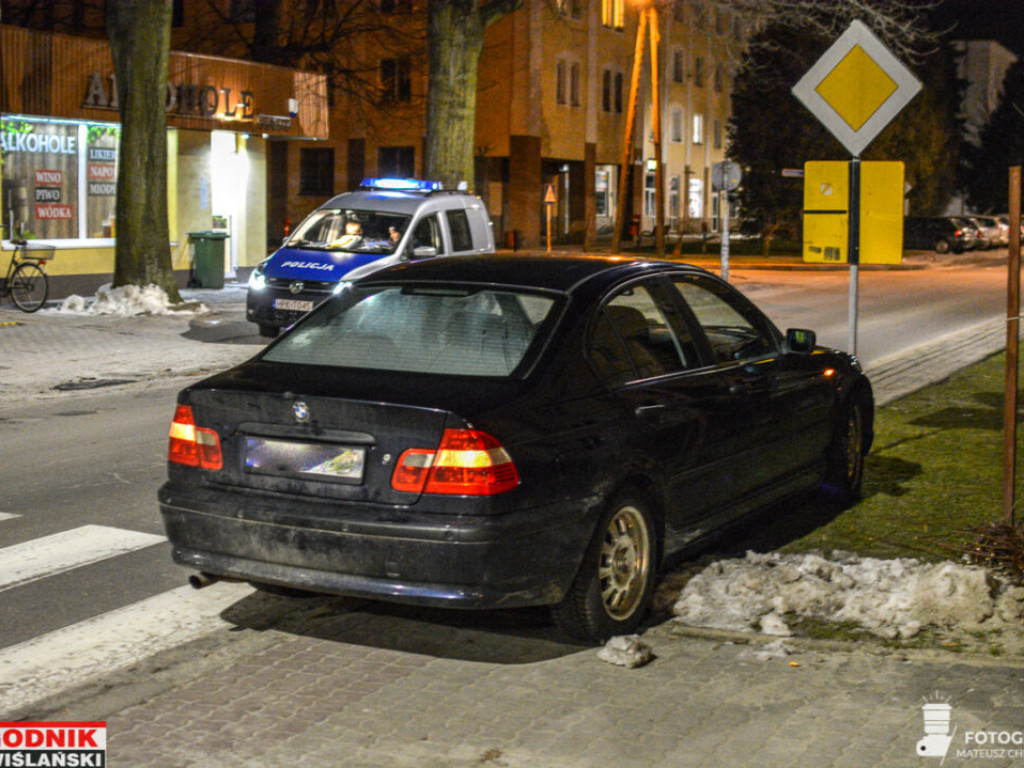 Nowa Dęba. Uderzył w inne auto, porzucił swoje i uciekł, zostawiając pasażera [zdjęcia]