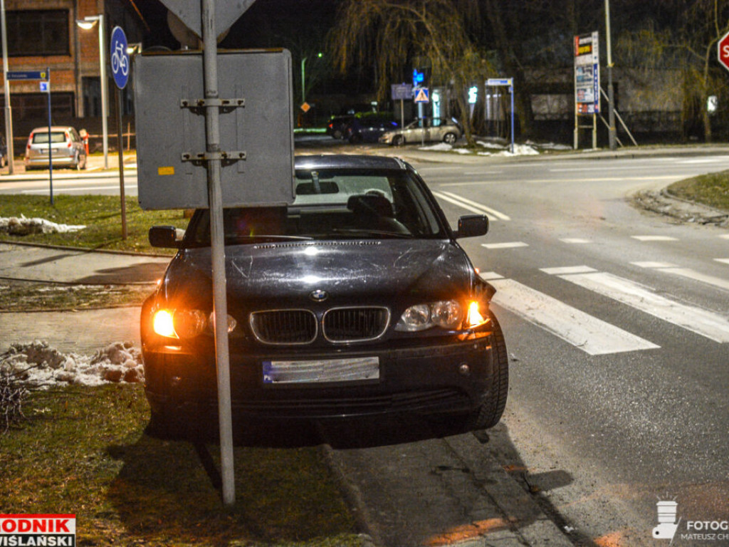 Nowa Dęba. Uderzył w inne auto, porzucił swoje i uciekł, zostawiając pasażera [zdjęcia]