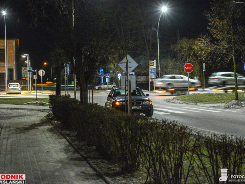 Nowa Dęba. Uderzył w inne auto, porzucił swoje i uciekł, zostawiając pasażera [zdjęcia]