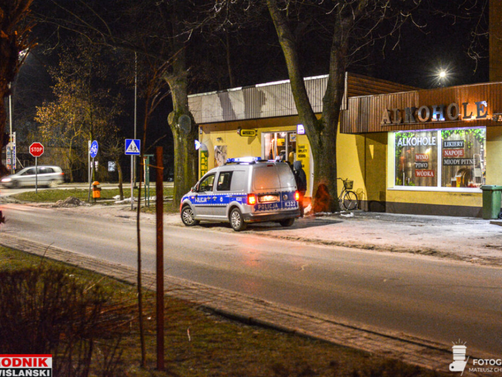 Nowa Dęba. Uderzył w inne auto, porzucił swoje i uciekł, zostawiając pasażera [zdjęcia]
