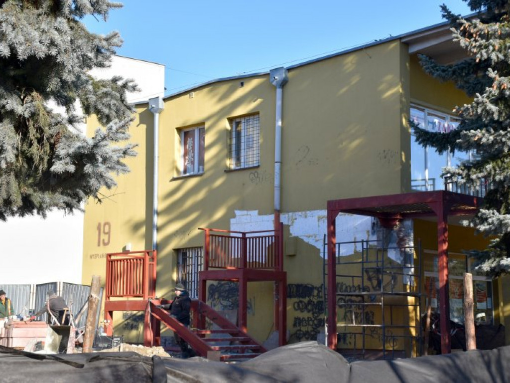 Tarnobrzeg. Kończą budować schody do rozdzielonych 