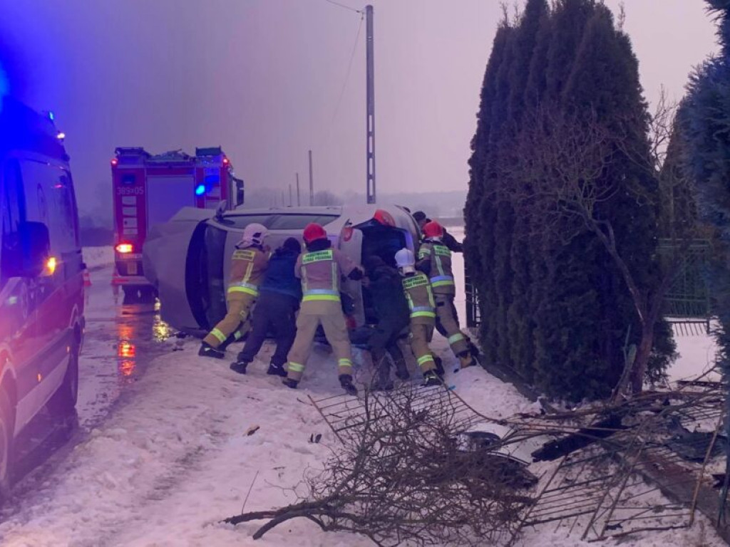 Wola Baranowska. Auto wpadło w poślizg i dachowało [zdjęcia]