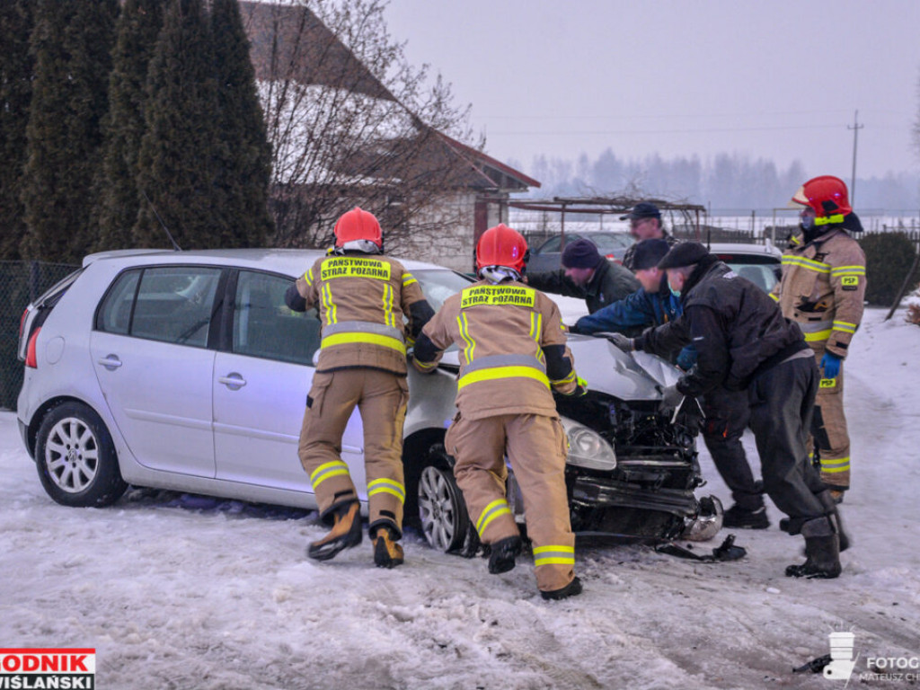 Wola Baranowska. Auto wpadło w poślizg i dachowało [zdjęcia]