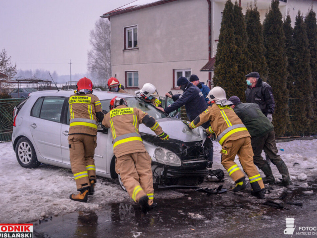 Wola Baranowska. Auto wpadło w poślizg i dachowało [zdjęcia]