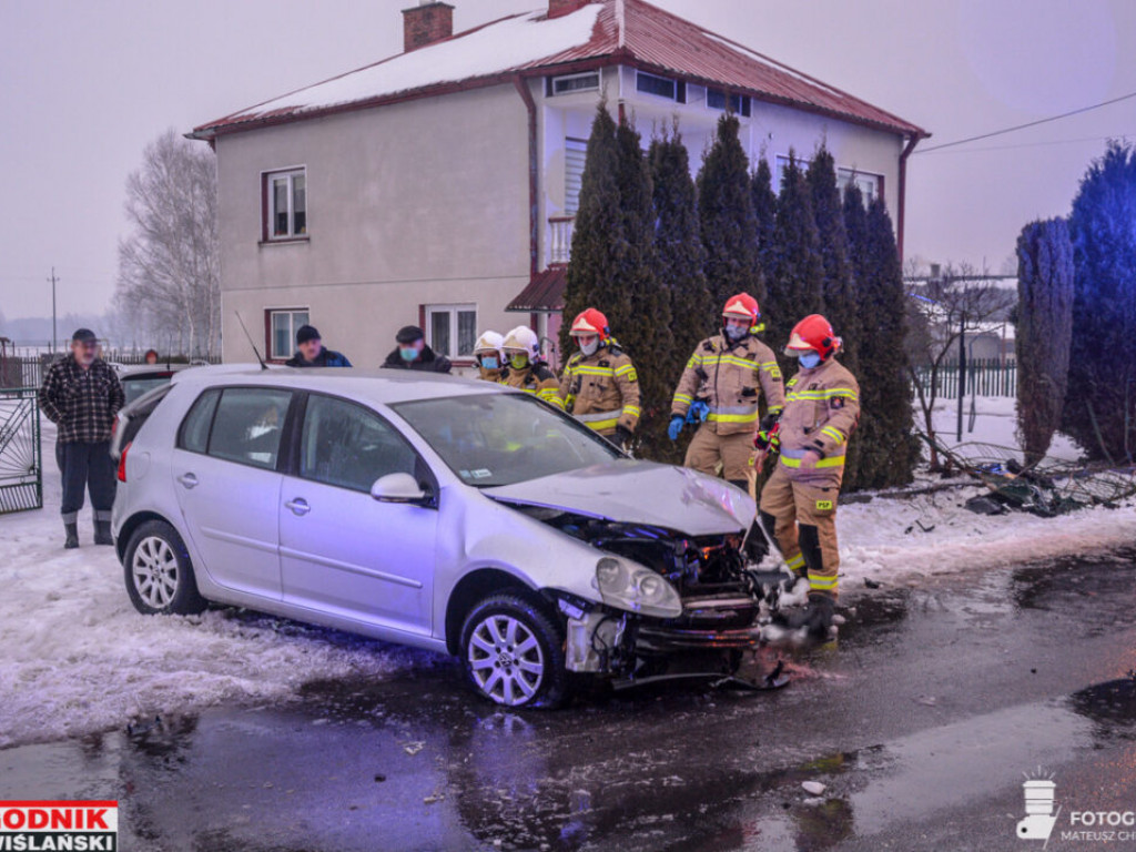 Wola Baranowska. Auto wpadło w poślizg i dachowało [zdjęcia]