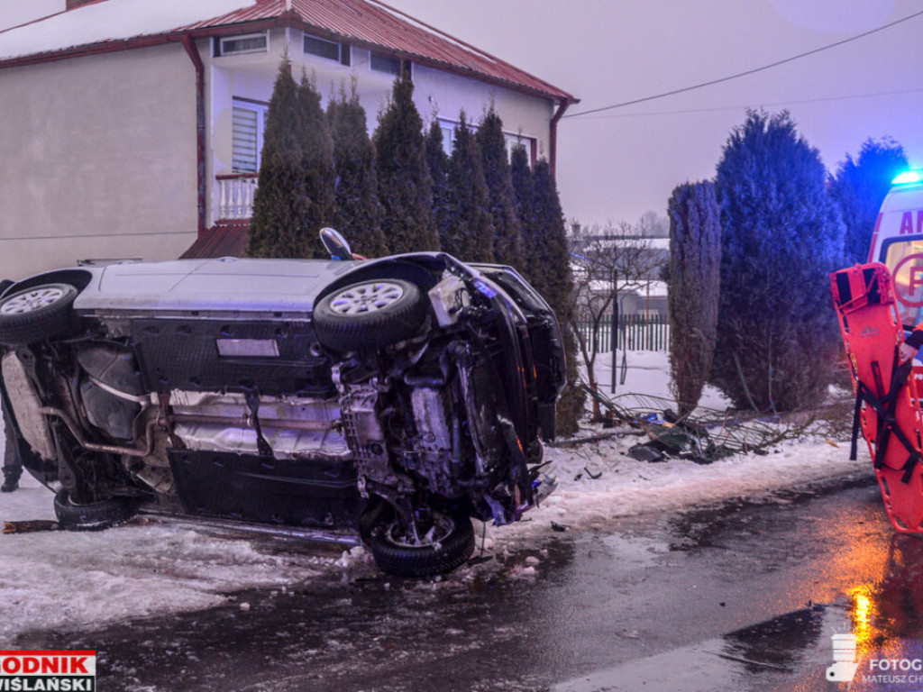 Wola Baranowska. Auto wpadło w poślizg i dachowało [zdjęcia]