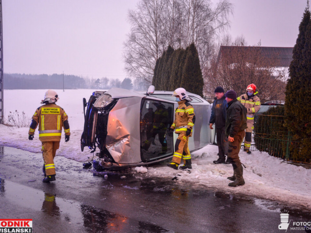 Wola Baranowska. Auto wpadło w poślizg i dachowało [zdjęcia]