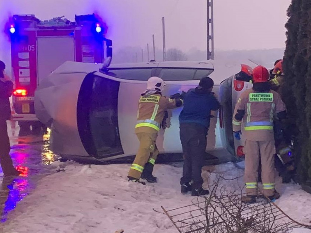 Wola Baranowska. Auto wpadło w poślizg i dachowało [zdjęcia]