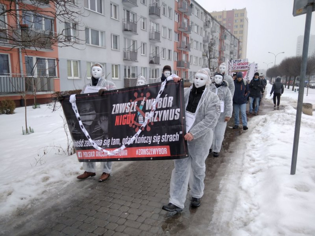W Stalowej Woli protestowali przeciwko obostrzeniom [zdjęcia]