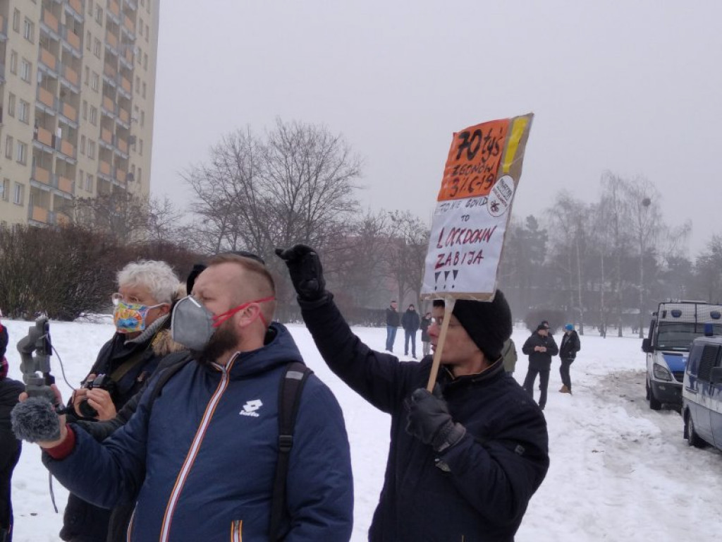 W Stalowej Woli protestowali przeciwko obostrzeniom [zdjęcia]