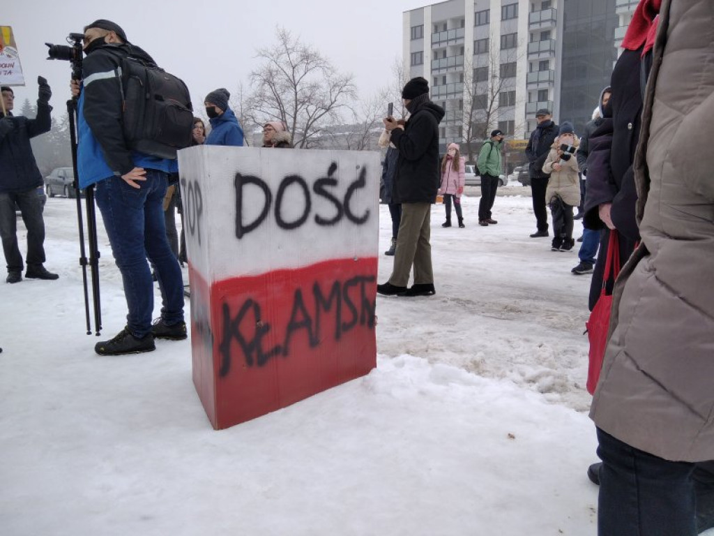 W Stalowej Woli protestowali przeciwko obostrzeniom [zdjęcia]
