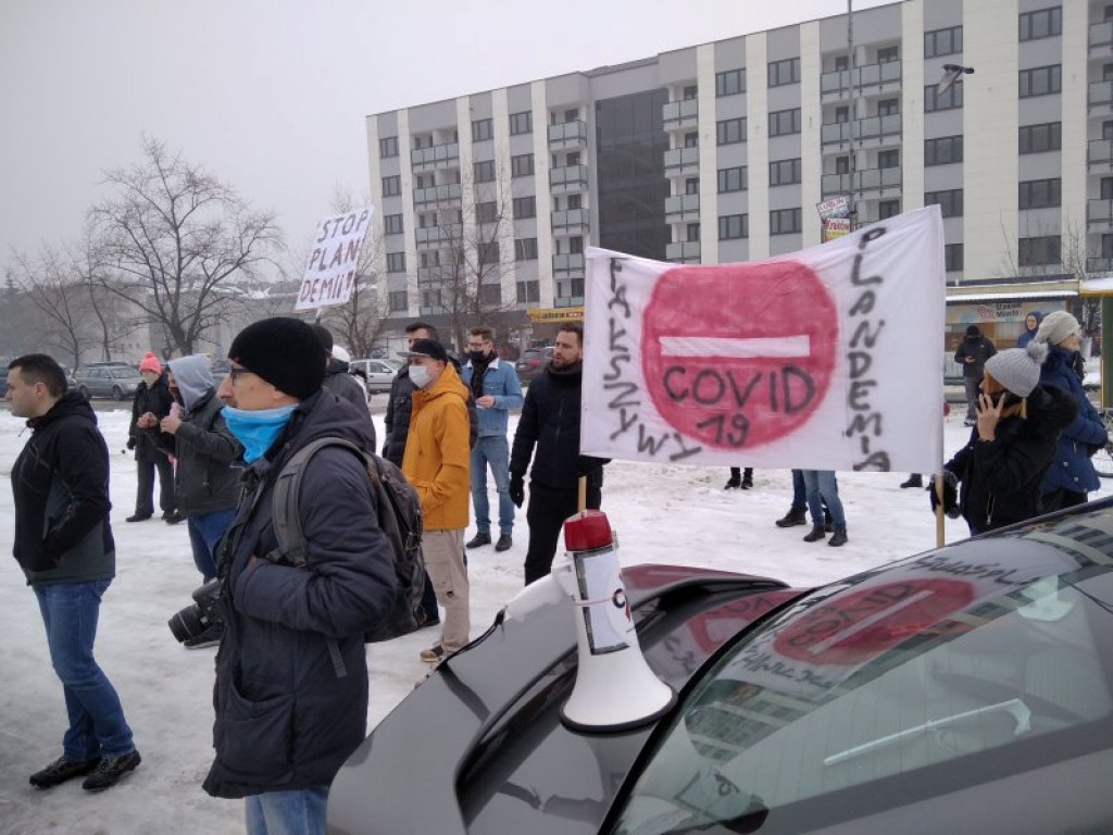 W Stalowej Woli protestowali przeciwko obostrzeniom [zdjęcia]