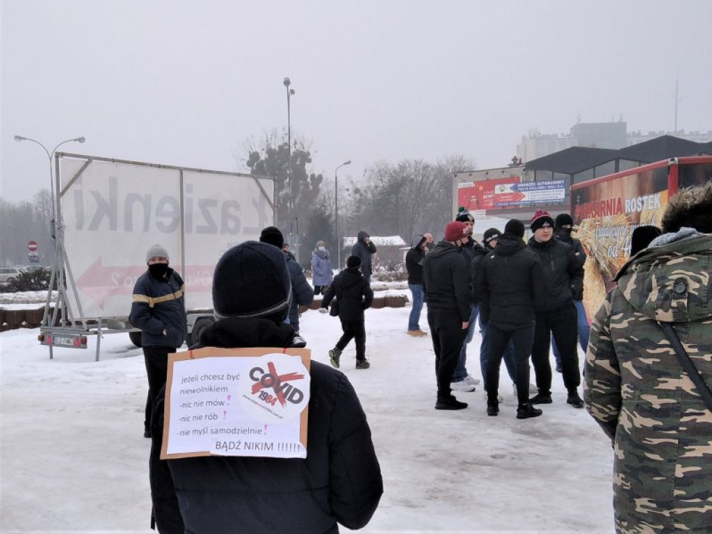 W Stalowej Woli protestowali przeciwko obostrzeniom [zdjęcia]