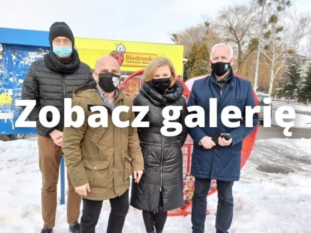 Pomagają z rozmachem! Kolejne serce na nakrętki stanęło przy ul. Kopernika w Tarnobrzegu [zdjęcia]