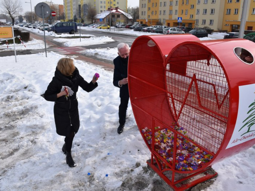 Pomagają z rozmachem! Kolejne serce na nakrętki stanęło przy ul. Kopernika w Tarnobrzegu [zdjęcia]