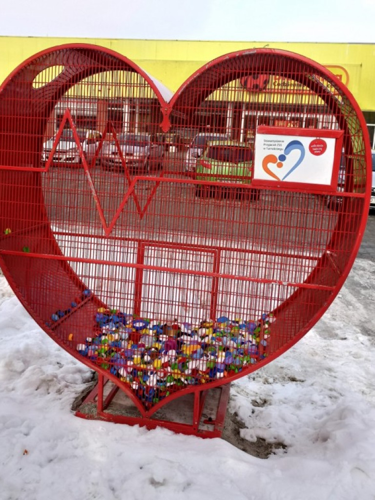 Pomagają z rozmachem! Kolejne serce na nakrętki stanęło przy ul. Kopernika w Tarnobrzegu [zdjęcia]
