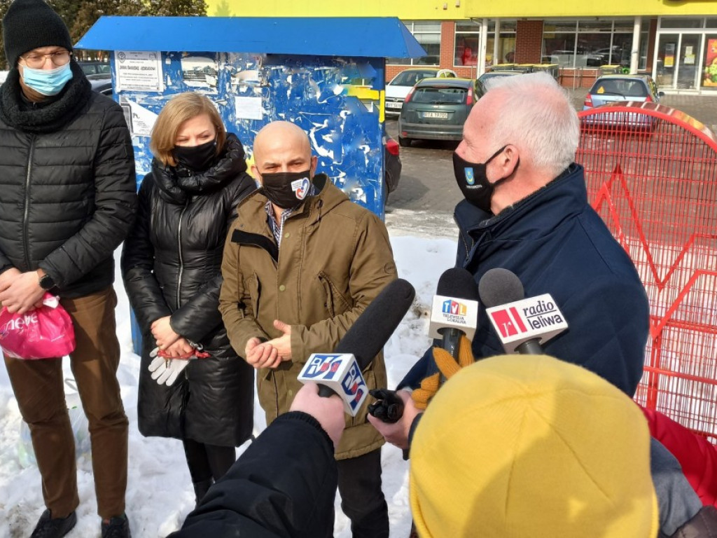 Pomagają z rozmachem! Kolejne serce na nakrętki stanęło przy ul. Kopernika w Tarnobrzegu [zdjęcia]