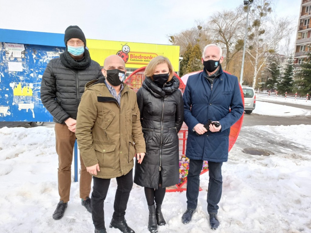 Pomagają z rozmachem! Kolejne serce na nakrętki stanęło przy ul. Kopernika w Tarnobrzegu [zdjęcia]