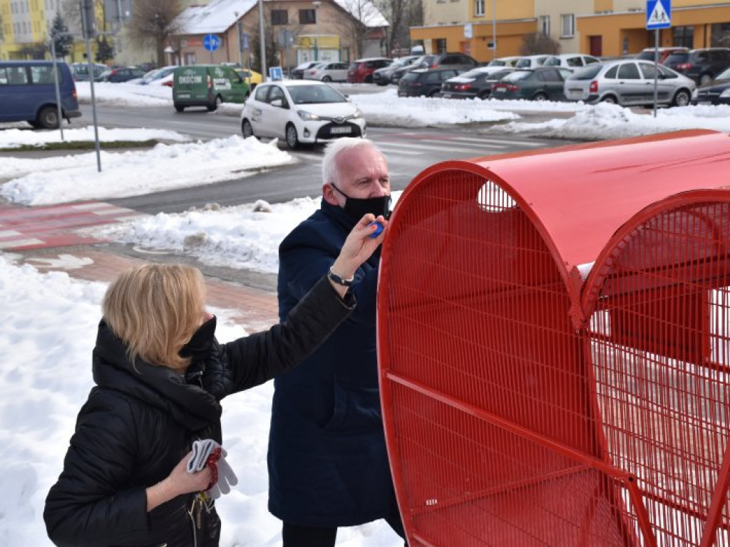 Pomagają z rozmachem! Kolejne serce na nakrętki stanęło przy ul. Kopernika w Tarnobrzegu [zdjęcia]