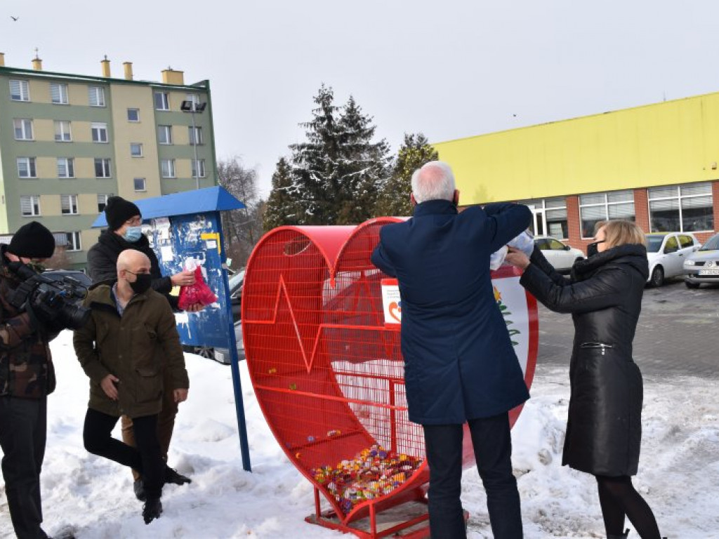 Pomagają z rozmachem! Kolejne serce na nakrętki stanęło przy ul. Kopernika w Tarnobrzegu [zdjęcia]