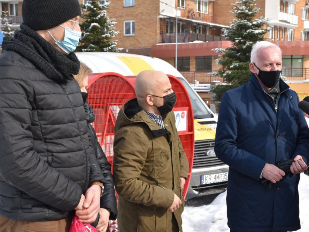 Pomagają z rozmachem! Kolejne serce na nakrętki stanęło przy ul. Kopernika w Tarnobrzegu [zdjęcia]
