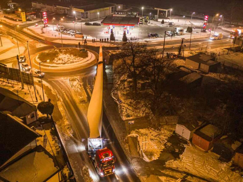 Gigantyczne skrzydła elektrowni wiatrowej dotarły do powiatu staszowskiego [zdjęcia]]